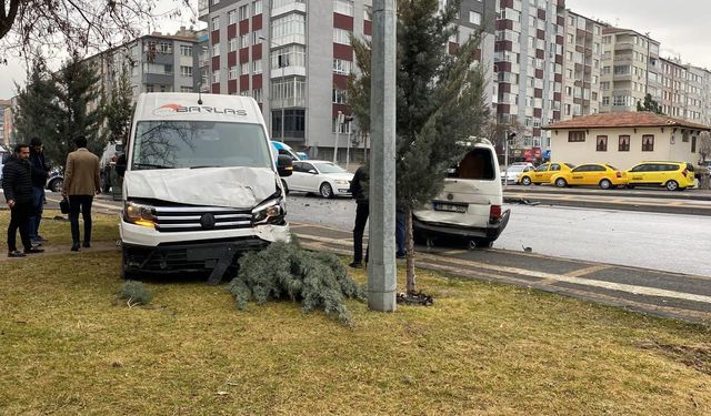 3 araç kaza yaptı, savrulan aracın çarptığı yaya ağır yaralandı!