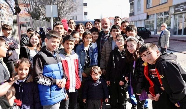 Başkan Çolakbayrakdar: "Çocuklarımızın hem yüzünü güldürüyoruz hem de geleceğe hazırlıyoruz"