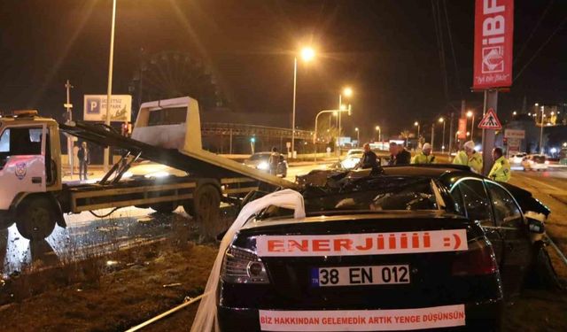 Aracın motorunun fırladığı kazada sürücü firar etti, 4 kişi yaralandı!