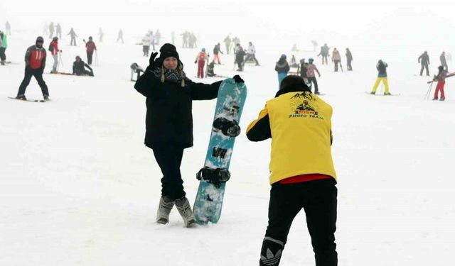 Erciyes Kayak Merkezi'nde hafta sonu pistler yerli ve yabancı turistlerle doldu