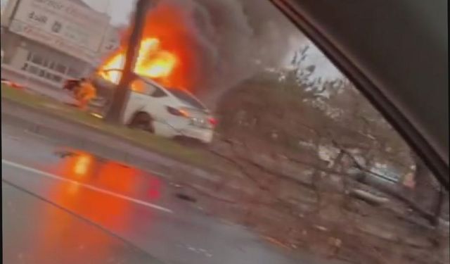 Kazada savrulan elektrikli otomobil alev alev yandı!
