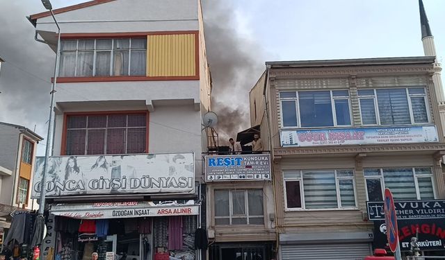2 katlı binanın avlusunda çıkan yangın söndürüldü