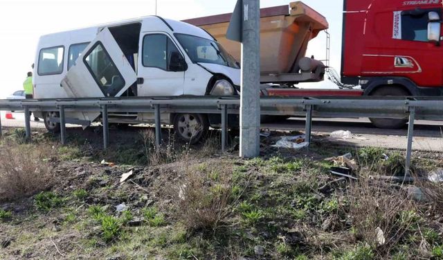 Kamyonet işçi servisine çarptı: 1’i ağır 10 yaralı