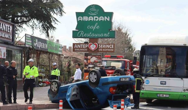 Ters dönen otomobilden burunları bile kanamadan çıktılar