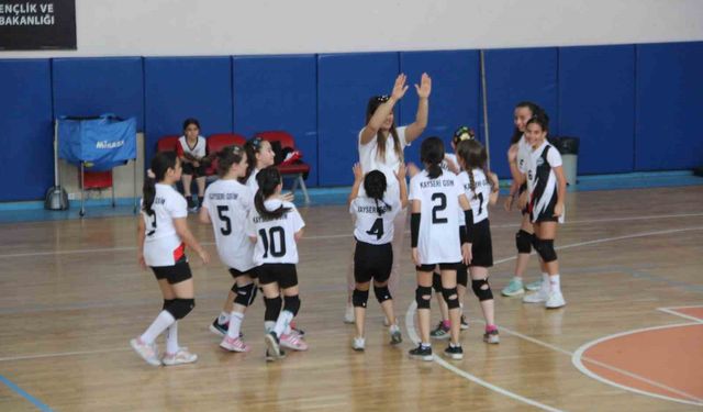 Kayseri'de Mini Voleybol Şenliği Başladı