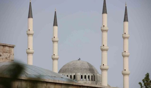 Sivas'ta Cami Kubbesinde Çalışan İşçilerin Cesur Hareketleri Görenleri Şaşırttı