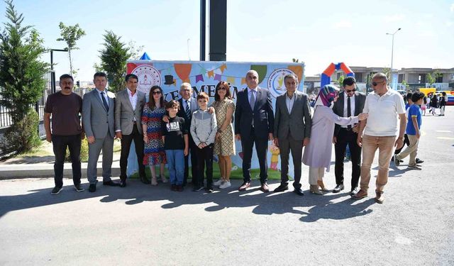 Başkan Büyükkılıç, İlmiye-Ahmet Nuri Büyükkılıç İlkokulu ve Anaokulu Bahar Şenliği'nde Miniklerle Buluştu