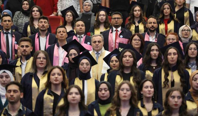 Erciyes Üniversitesi Sağlık Hizmetleri Mezunları Gururla Diplomalarını Aldı