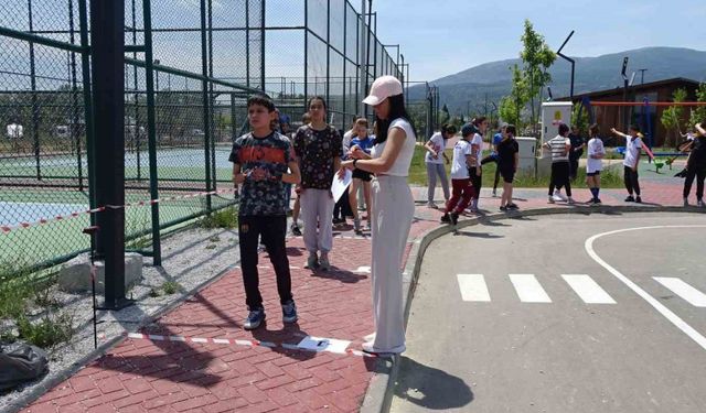 Kayseri Gençlik ve Spor İl Müdürü, TVF Fabrika Voleybol Kulübü Sporcularına Forma Hediye Etti