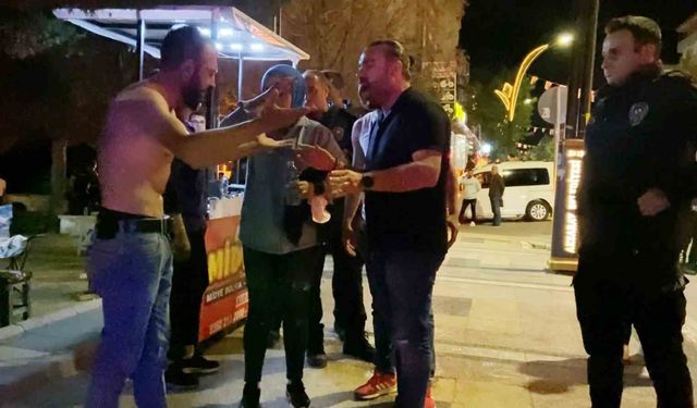 Seyyar Satıcılar Arasında Çıkan Kavgada Polise Direnen Midyeci Ters Kelepçeyle Gözaltına Alındı