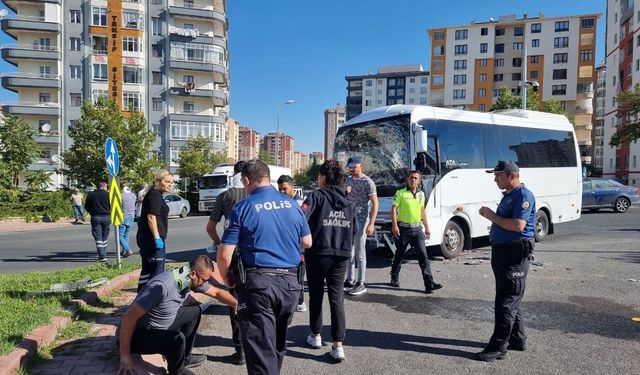 İşçi servisi ile kamyon çarpıştı: 10 yaralı!