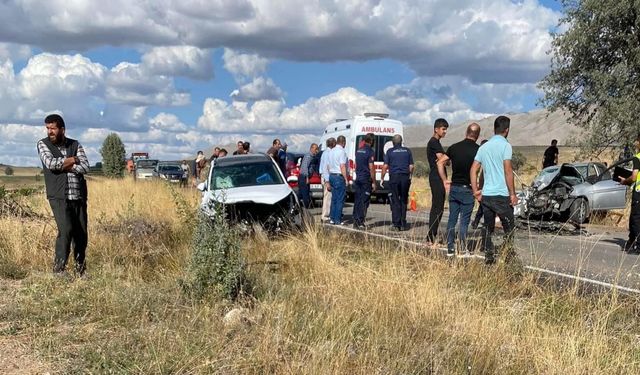 Otomobiller kafa kafaya çarpıştı: 2 ölü, 1 yaralı!