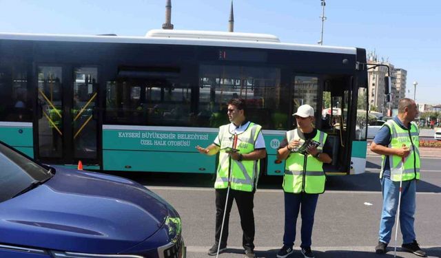 Görme engelliler trafik denetimi yaptı, beyaz bastona dikkat çekti