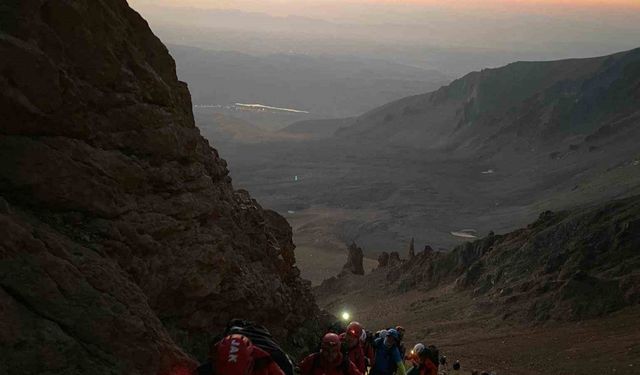 JAK Timlerinden Erciyes’e zirve tırmanışı