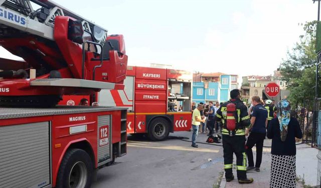 Evde çıkan yangın, itfaiye ekiplerinin 1 saatlik çalışması sonucu söndürüldü