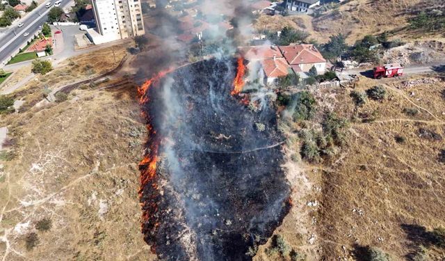 Korku dolu anlar: Evin etrafını alevler sardı!