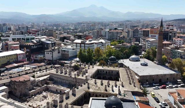 8 asırlık Cami Kebir, aslına uygun kapılarına kavuştu