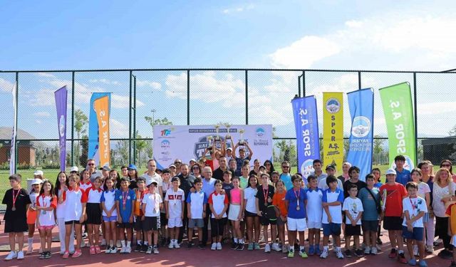 Başkan Büyükkılıç, Ulusal 12 Yaş Hafta Sonu Tenis Turnuvası’nda sporcularla buluştu