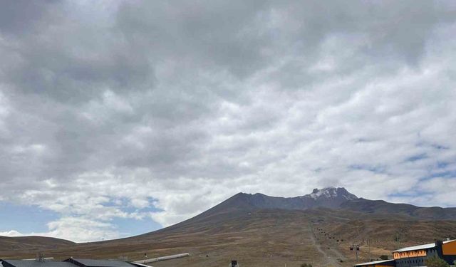 Erciyes’ mevsimin ilk karı yağdı