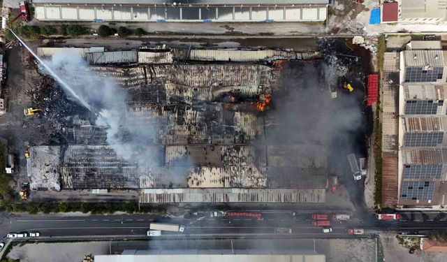 Yatak keçesi üreten fabrikadaki yangın 17 saat sonra tamamen söndürüldü