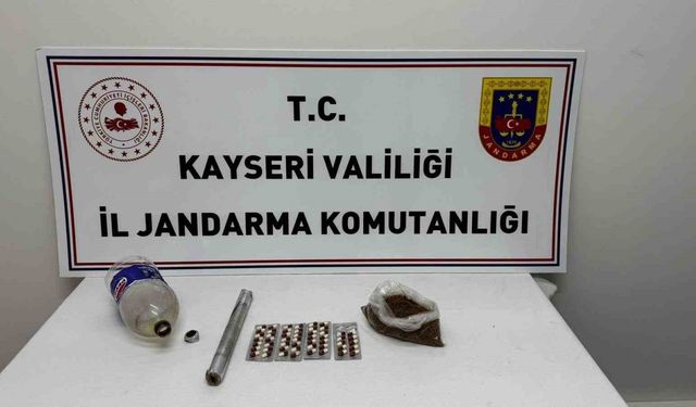 Zehir taciri jandarmadan kaçamadı