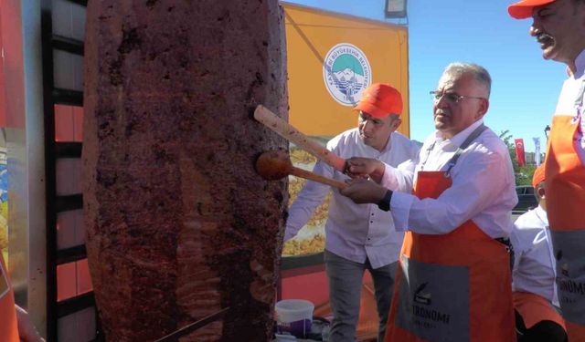 Kayseri Gastronomi Günleri’nde 1 ton sucuk döner dağıtıldı