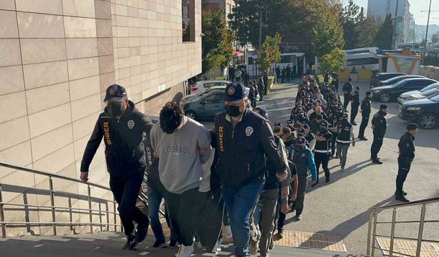 Yüksek kazanç vaadiyle 112 kişiyi dolandıran şüpheliler adliyeye sevk edildi