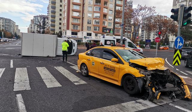 Ticari taksi ile çarpışan kamyonet devrildi: 6 yaralı