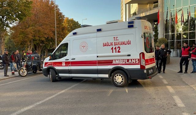 Genci bıçaklayan 2 kişi, kaçarken düşüp yaralandı