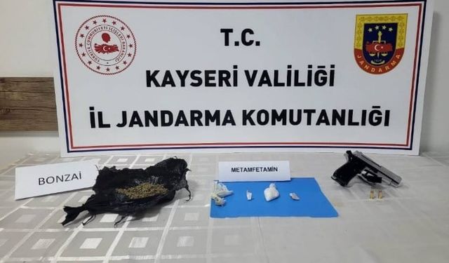 Şüphe üzerinde durdurulan araçtakilerden uyuşturucu çıktı