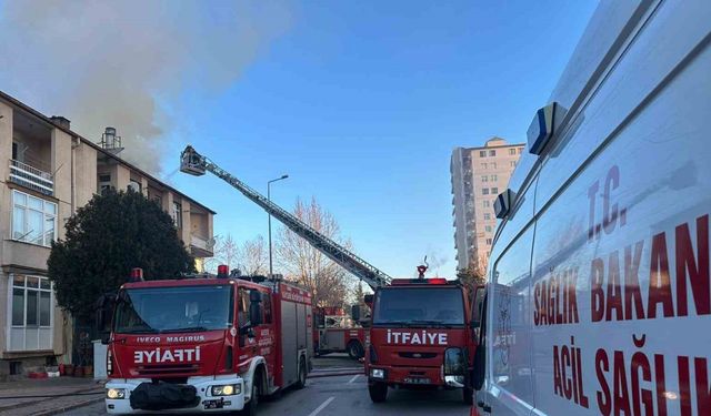 Çatıda çıkan yangın ekipler tarafından söndürüldü