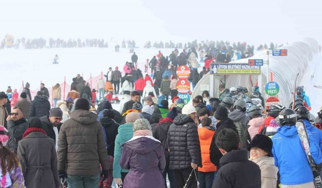 Binlerce kişi soluğu Erciyes’te aldı