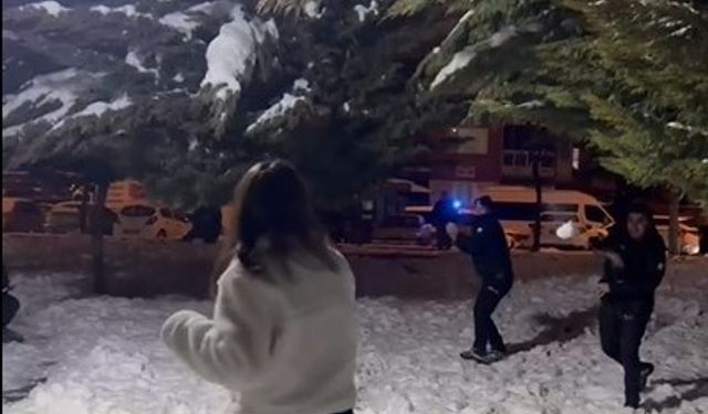 Kayseri polisi, gençlerle kartopu oynadı