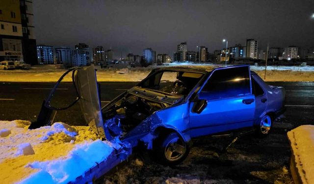 Refüje çarpan Fiat Tofaş perte çıktı: 3 yaralı