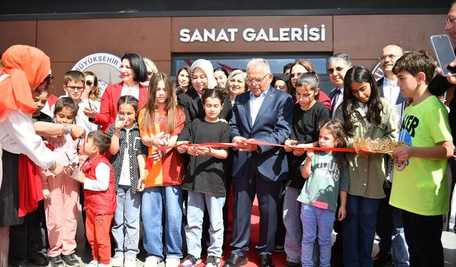 Başkan Büyükkılıç, Minik Sanatçıların Sergisini Açtı