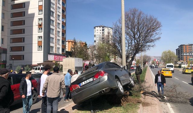 Otomobil ağaca çarptı: 1 yaralı
