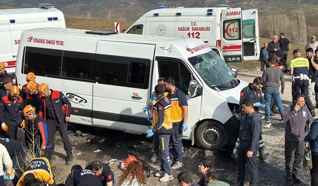 Öğretmenleri Taşıyan Minibüs Kazaya Karıştı