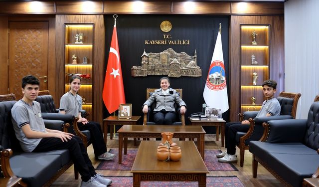 Vali Koltuğuna 7. Sınıf Öğrencisi Zeynep Oturdu