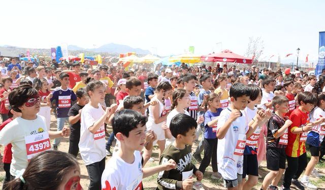 Yüzlerce Minik Sporcu Çocuk Koşusunda Yarıştı