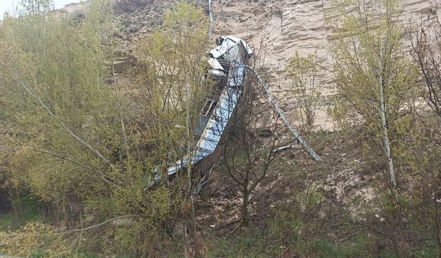 Tır 70 Metrelik Uçuruma Yuvarlandı, Sürücü Hafif Yaralandı