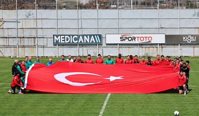 Sivasspor, Antrenmanda Dev Türk Bayrağıyla 23 Nisan’ı Kutladı