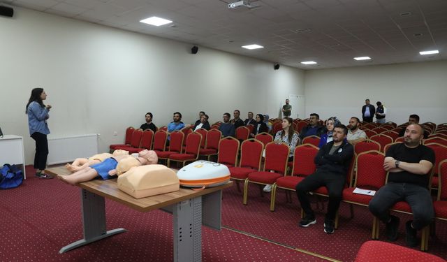 Büyükşehir Personeline “Hayat Kurtaran” İlk Yardım Eğitimi Verildi