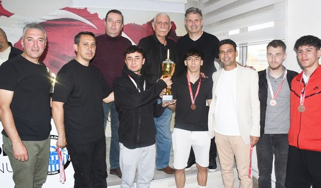 Süper U-18 Ligi Şampiyonları Kupalarını Törenle Aldı