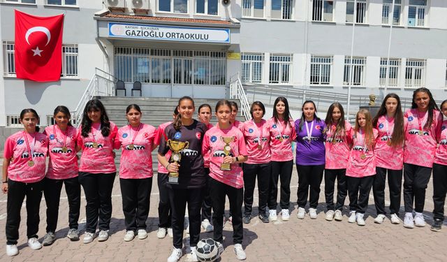Kayseri’de okul bahçesinden Türkiye şampiyonalarına uzanan kız futbol takımı