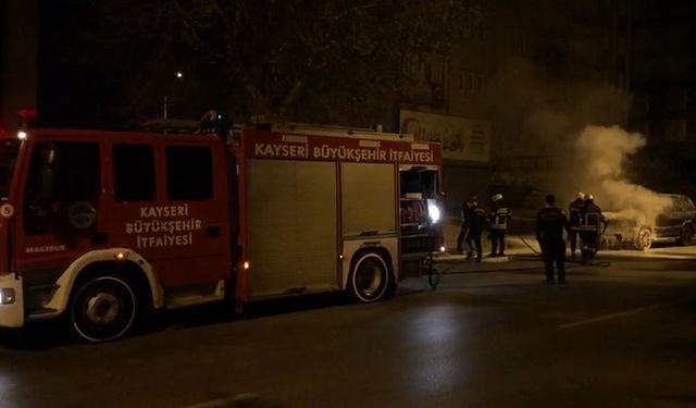 Park halindeki lüks araç alev aldı