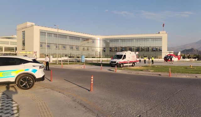 Kamyon ile Otomobil Çarpıştı: 2 Polis Yaralı