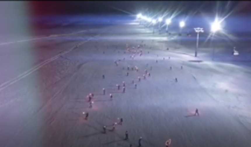 Kayakçılar Cumhurbaşkanı Erdoğan'ın doğum gününü meşaleli gösteri ile kutladı