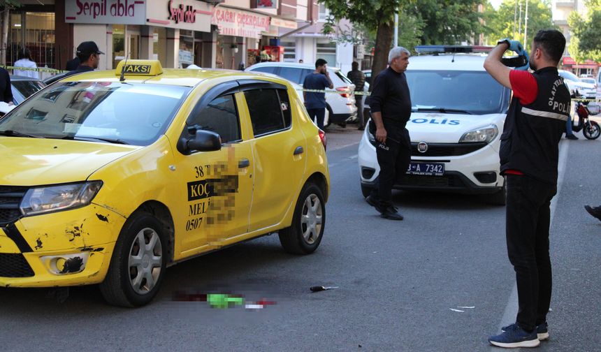 Taksi sahibinin oğlu, şoförü kafasından vurdu!