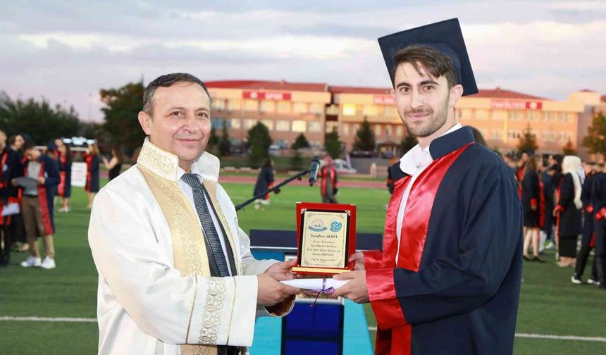 ERÜ Spor Bilimleri Fakültesi’nde mezuniyet coşkusu