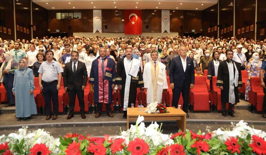 Erciyes Üniversitesi İletişim Fakültesi yeni mezunlarını verdi